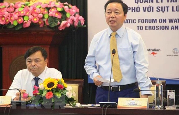 Ông Trần Hồng Hà, Bộ trưởng Bộ Tài nguyên và Môi trường phát biểu tại diễn đàn. (Ảnh: Xuân Dự/TTXVN)