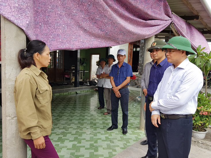 Đồng chí Lê Minh Ngân, Phó Chủ tịch UBND tỉnh chỉ đạo thực hiện công tác phòng, chống DTLCP tại xã Thanh Thủy (Lệ Thủy). 