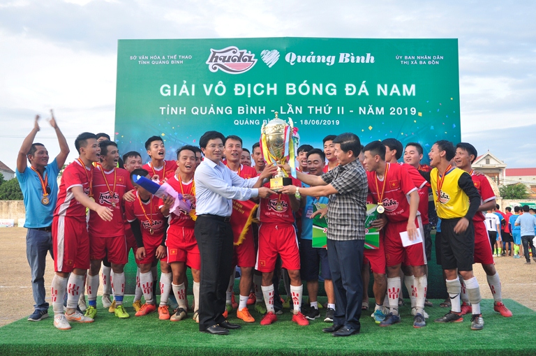 Ban tổ chức trao cúp vô địch cho đội bóng nam Ba Đồn.