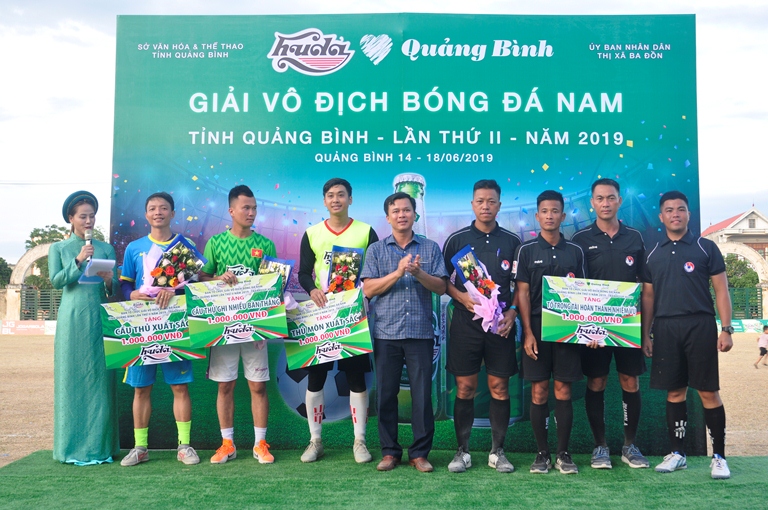 Ban tổ chức trao các giải thưởng cho cầu thủ xuất sắc nhất, thủ môn xuất sắc nhất và cầu thủ ghi nhiều bàn thắng nhất giải.