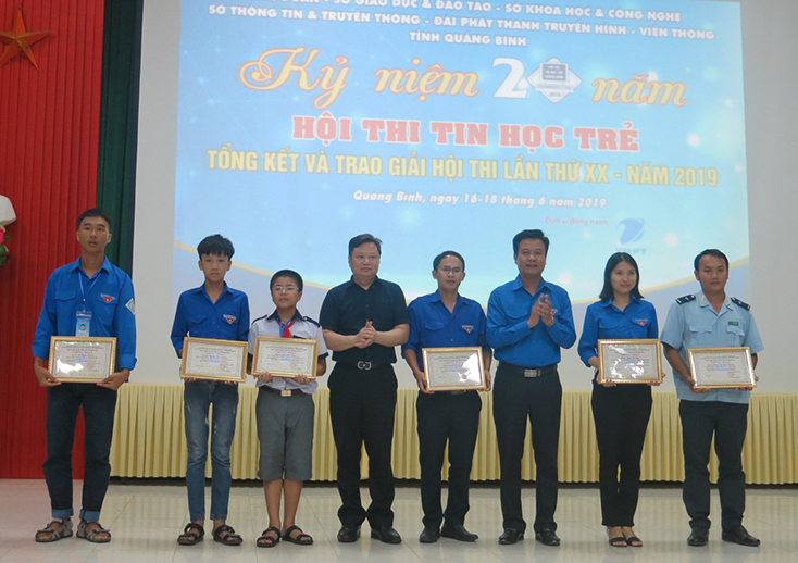 Đồng chí Nguyễn Tiến Hoàng và đồng chí Trần Quốc Tuấn trao giải nhất cho các thí sinh dự thi