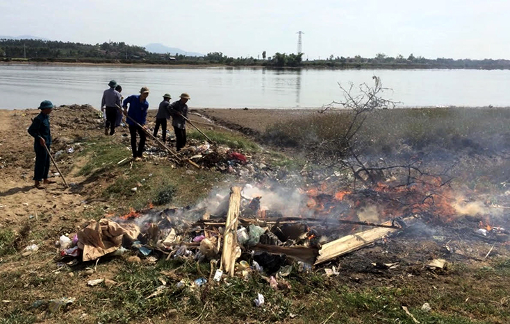 Người dân xã Quảng Hải (thị xã Ba Đồn) ra quân làm vệ sinh môi trường hưởng ứng Ngày Môi trường thế giới và Tuần lễ biển và hải đảo năm 2019.