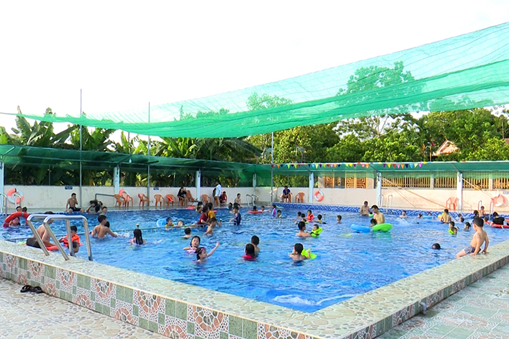 Các lớp dạy bơi góp phần nâng cao kỹ năng bơi lội cho các em học sinh.