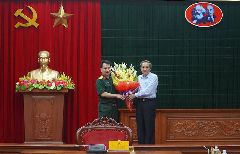 Đồng chí Bí thư Tỉnh ủy chúc mừng đại tá Nguyễn Văn Man