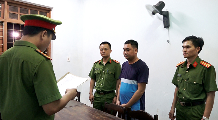 Lực lượng Công an thực hiện lệnh tạm giữ đối tượng Nguyễn Xuân Thủy.