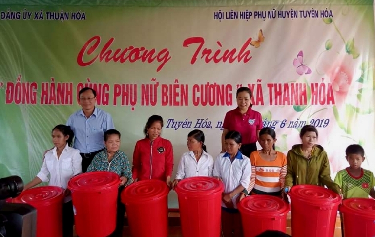Đại diện Hội LHPN huyện Tuyên Hóa và Đảng ủy xã Thuận Hoá trao quà cho đồng bào dân tộc thiểu số bản Cà Xen, xã Thanh Hóa.