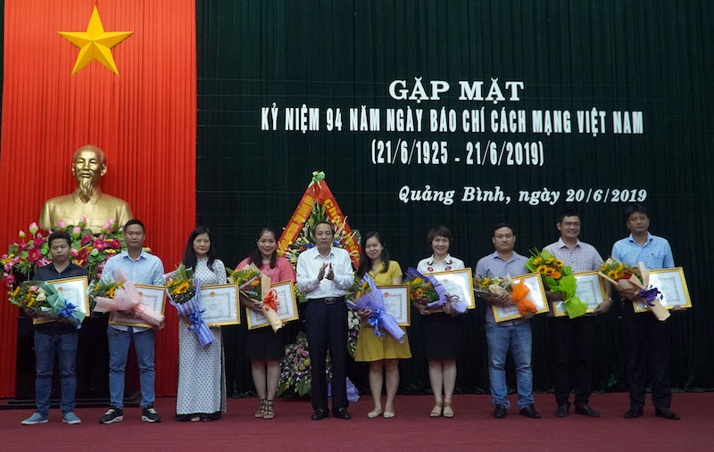 Đồng chí Phó Chủ tịch Thường trực HĐND tỉnh Nguyễn Thị Thanh Hương trao giải B cho các tác giả, nhóm tác giả