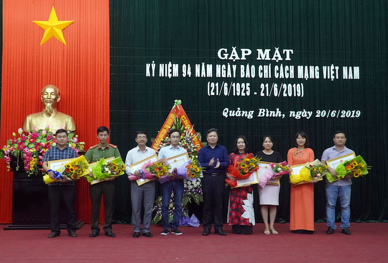 Đồng chí Phó Chủ tịch UBND tỉnh Nguyễn Tiến Hoàng trao giải C cho các tác giả, nhóm tác giả