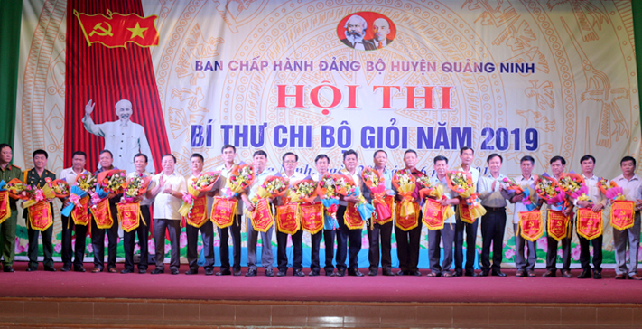 Lãnh đạo huyện Quảng Ninh trao cờ lưu niệm cho các đội dự thi.