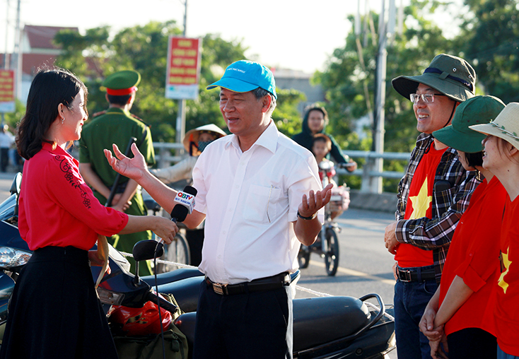 GS.TS NS Nguyễn Anh Trí trả lời phỏng vấn Đài PT-QB tại Lễ hội bơi, đua thuyền truyền thống trên sông Kiến Giang.