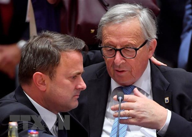 Thủ tướng Luxembourg Xavier Bettel (trái) và Chủ tịch Ủy ban châu Âu Jean-Claude Juncker trước Hội nghị thượng đỉnh EU ở Brussels, Bỉ ngày 20-6-2019. (Nguồn: AFP/TTXVN)