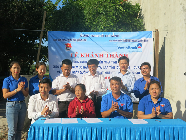 Các đơn vị ký cam kết bàn giao công trình nhà nhân ái cho bà Nguyễn Thị Tâm.