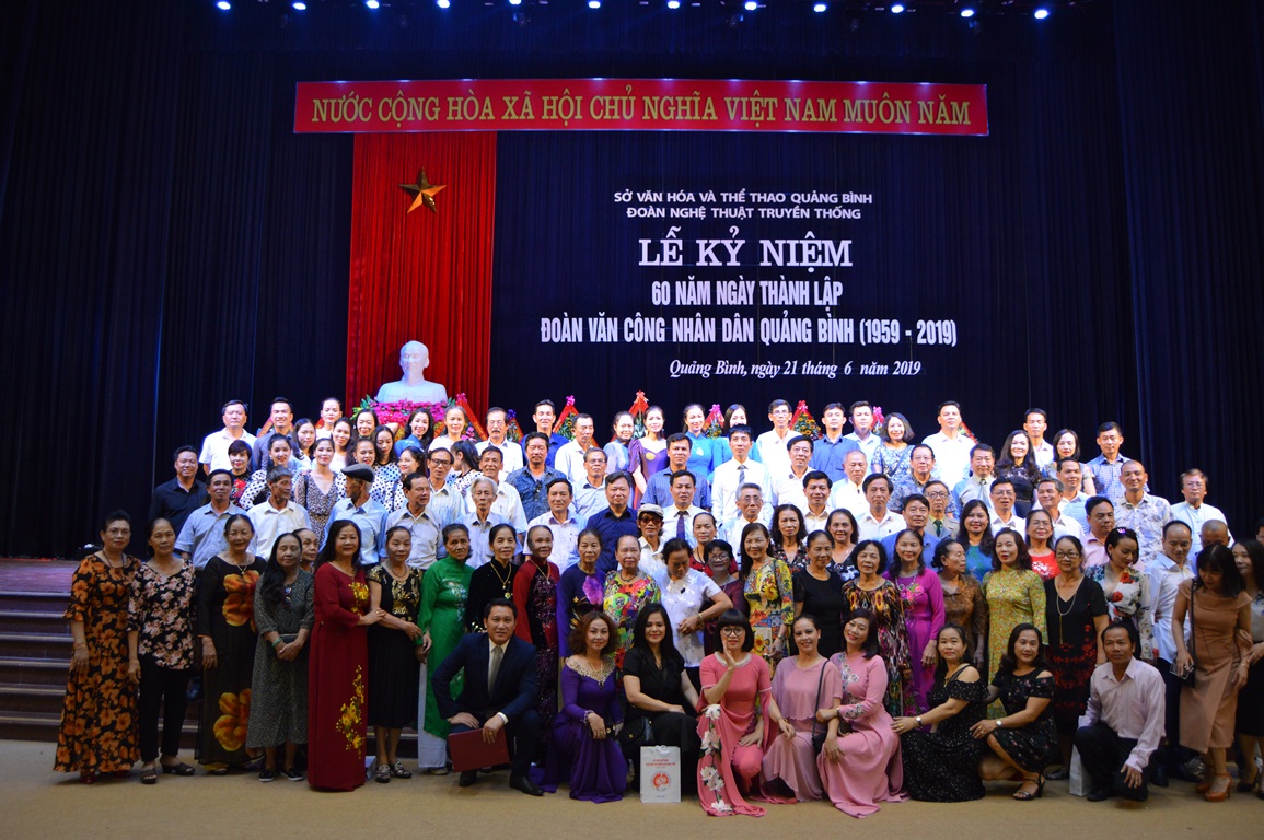 Các thế hệ Đoàn văn công nhân dân Quảng Bình (nay là Đoàn nghệ thuật truyền thống Quảng Bình) và các đồng chí lãnh đạo tỉnh, Sở Văn hóa và Thể thao tại lễ kỷ niệm 60 năm ngày thành lập.