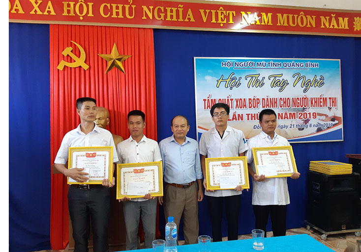  Ông Nguyễn Thế Hùng, Chủ tịch Hội Người mù tỉnh trao giải nhất, nhì, ba cho các kỹ thuật viên