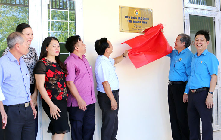 Lãnh đạo LĐLĐ tỉnh bàn giao nhà nội trú cho giáo viên xã Quảng Minh