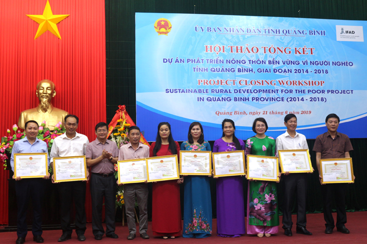 Đồng chí Trần Tiến Dũng, Phó Chủ tịch UBND tỉnh trao bằng khen cho các tập thể, cá nhân tiêu biểu trong thực hiện dự án.