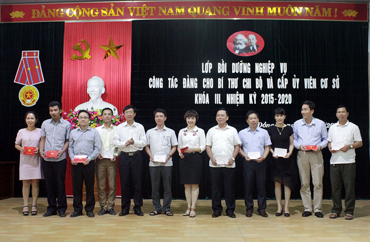 Đồng chí Hoàng Minh Tiến, Bí thư Đảng ủy Khối các cơ quan tỉnh trao chứng nhận cho các học viên có thành tích xuất sắc