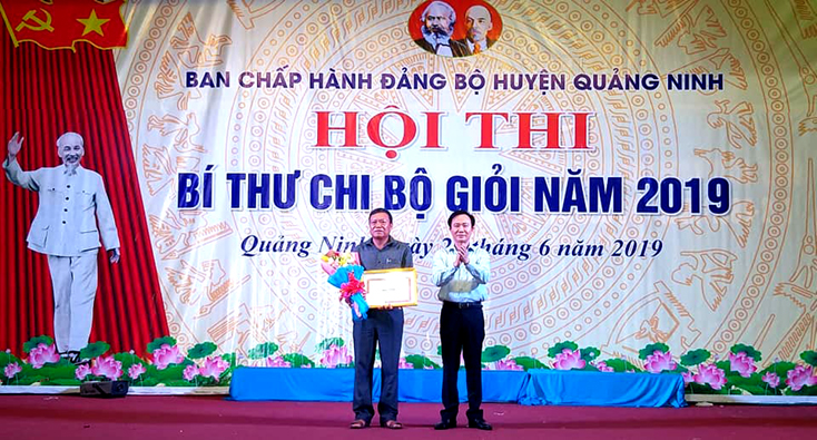 Đồng chí Hoàng Xuân Tân, Bí thư Huyện ủy Quảng Ninh trao giấy khen cho đội đạt giải nhất-Đảng bộ xã Vĩnh Ninh.