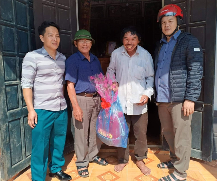Hơn 13 năm giữ chúc vụ Trưởng thôn Nhân Quang, ông Phạm Văn Khiển (thứ hai từ trái qua) luôn được nhân dân tin tưởng, yêu mến.