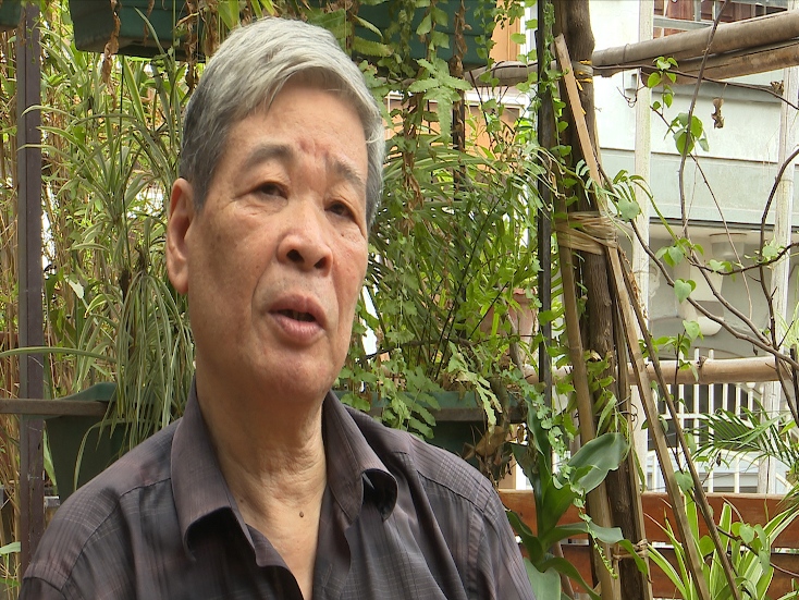 Nhà thơ, nhạc sỹ Nguyễn Thụy Kha trò chuyện cùng phóng viên Báo Quảng Bình.