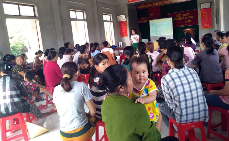 Cán bộ dân số xã Hiền Ninh tổ chức tuyên truyền về công tác DS-KHHGĐ cho người dân địa phương.