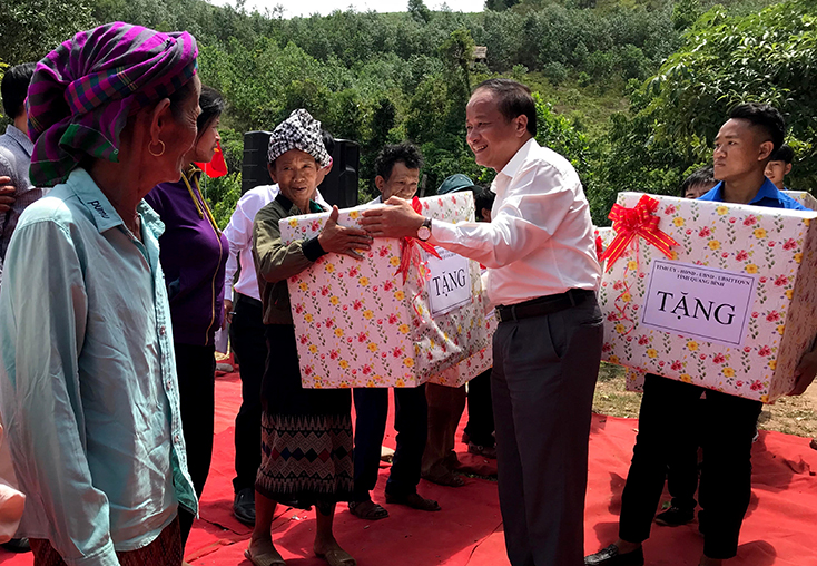 Đồng chí Chủ tịch Ủy ban MTTQVN tỉnh Trần Văn Tuân tặng quà tặng quà cho hộ nghèo, có hoàn cảnh đặc biệt khó khăn của 2 xã Trọng Hóa và Dân Hóa (huyện Minh Hóa).