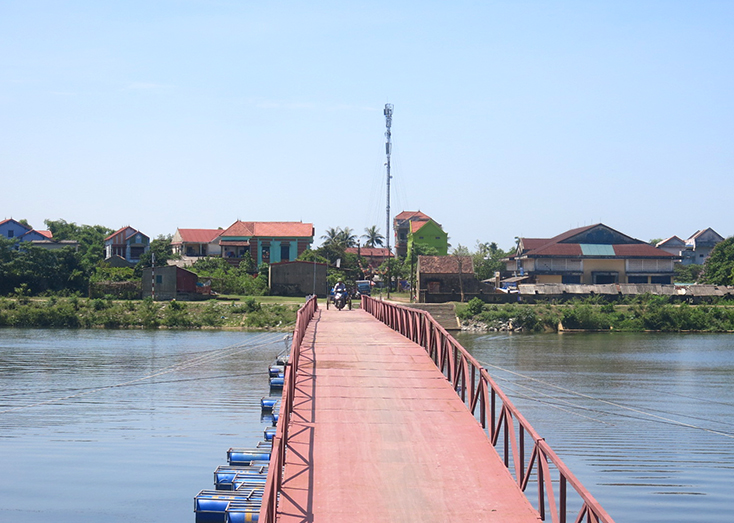 Cầu phao dân sinh nối từ xã Xuân Thủy qua xã Mỹ Thủy.