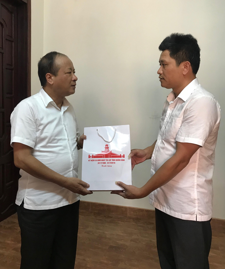 Đồng chí Chủ tịch Ủy ban MTTQVN tỉnh Trần Văn Tuân tặng quà cho gia đình đồng chí nguyên cán bộ lãnh đạo tỉnh Nguyễn Thanh Ba
