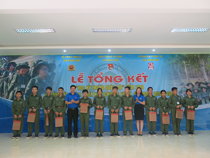 Ban tổ chức trao quà cho các học viên có thành tích xuất sắc trong chương trình “Học kỳ trong quân đội năm 2019”