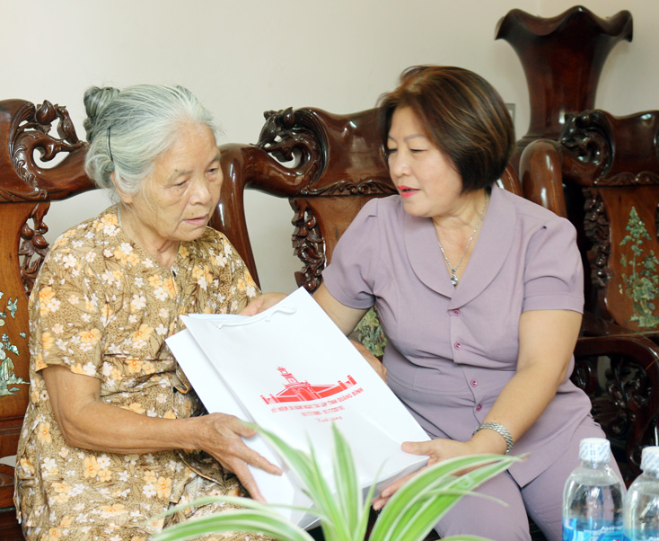 Đồng chí Nguyễn Thị Thanh Hương tặng quà cho người thân của đồng chí Cao Lương Bằng, nguyên Ủy viên Ban Thường vụ Tỉnh ủy, nguyên Phó Chủ tịch UBND tỉnh.