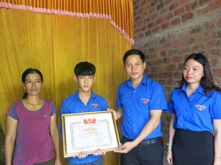 Lãnh đạo Tỉnh đoàn trao bằng khen cho em Trần Văn Nam