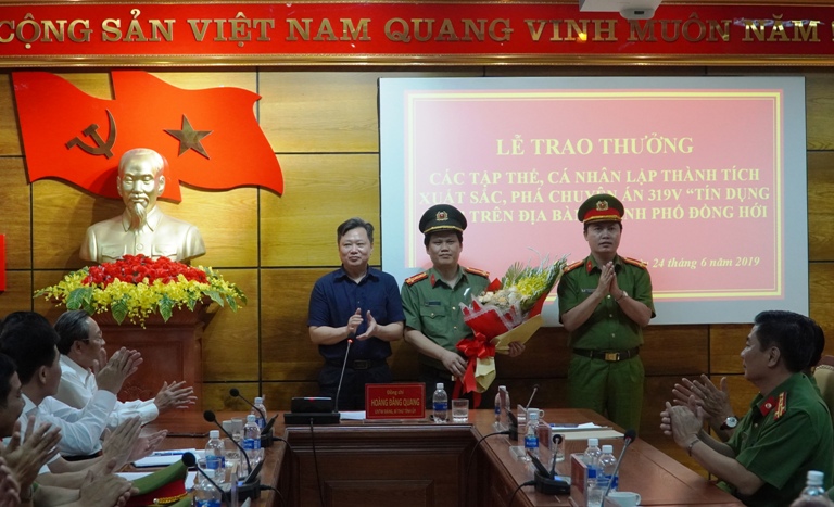 Đồng chí Phó Chủ tịch UBDN tỉnh Nguyễn Tiến Hoàng trao thưởng cho tập thể Công an tỉnh