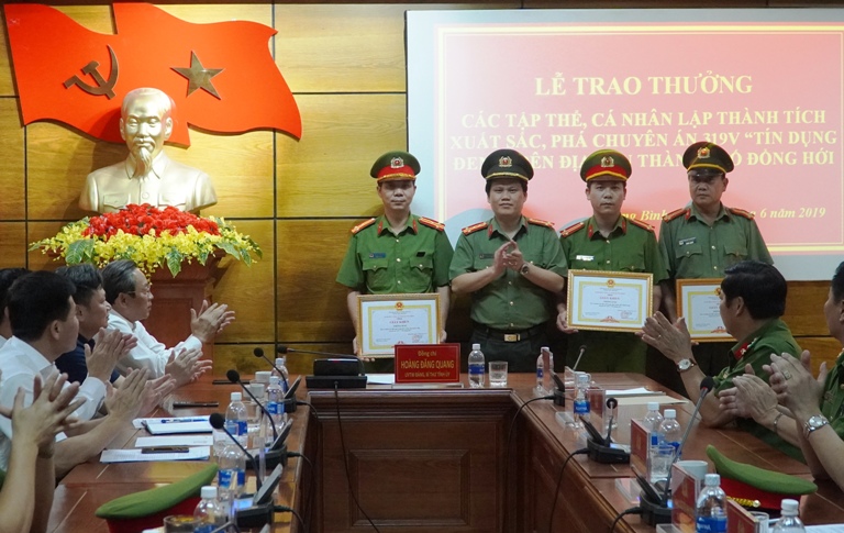 Đại tá Bùi Quang Thanh, Phó  Bí thư Đảng uỷ, Phó Giám đốc phụ trách Công an tỉnh trao thưởng cho các tập thể