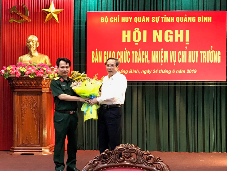 Đồng chí Bí thư Tỉnh ủy Hoàng Đăng Quang tặng hoa chúc mừng đồng chí chí Đại tá Nguyễn Văn Man được bổ nhiệm chức Phó Tư lệnh Quân khu 4