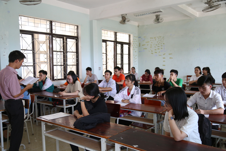 Chiều 24-6-2019, các thí sinh tại điểm thi Trường THPT Phan Đình Phùng được cán bộ làm nhiệm vụ thi phổ biến Quy chế thi và các văn bản hướng dẫn thi của Bộ Giáo dục - Đào tạo, Sở Giáo dục - Đào tạo Quảng Bình.