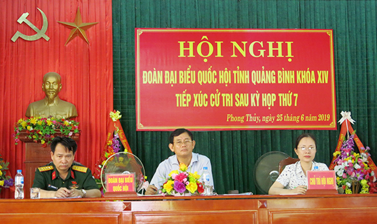 Các ĐBQH đang tiếp xúc với cử tri tại xã Phong Thủy.