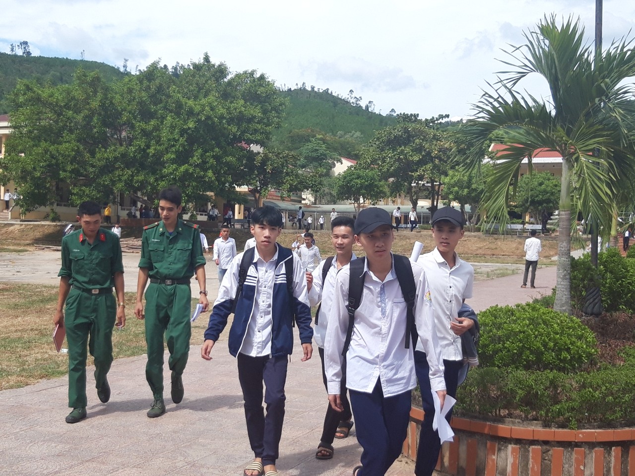 Thí sinh huyện Minh Hóa vui vẽ ra khỏi phòng thi sau ngày thi đầu tiên.