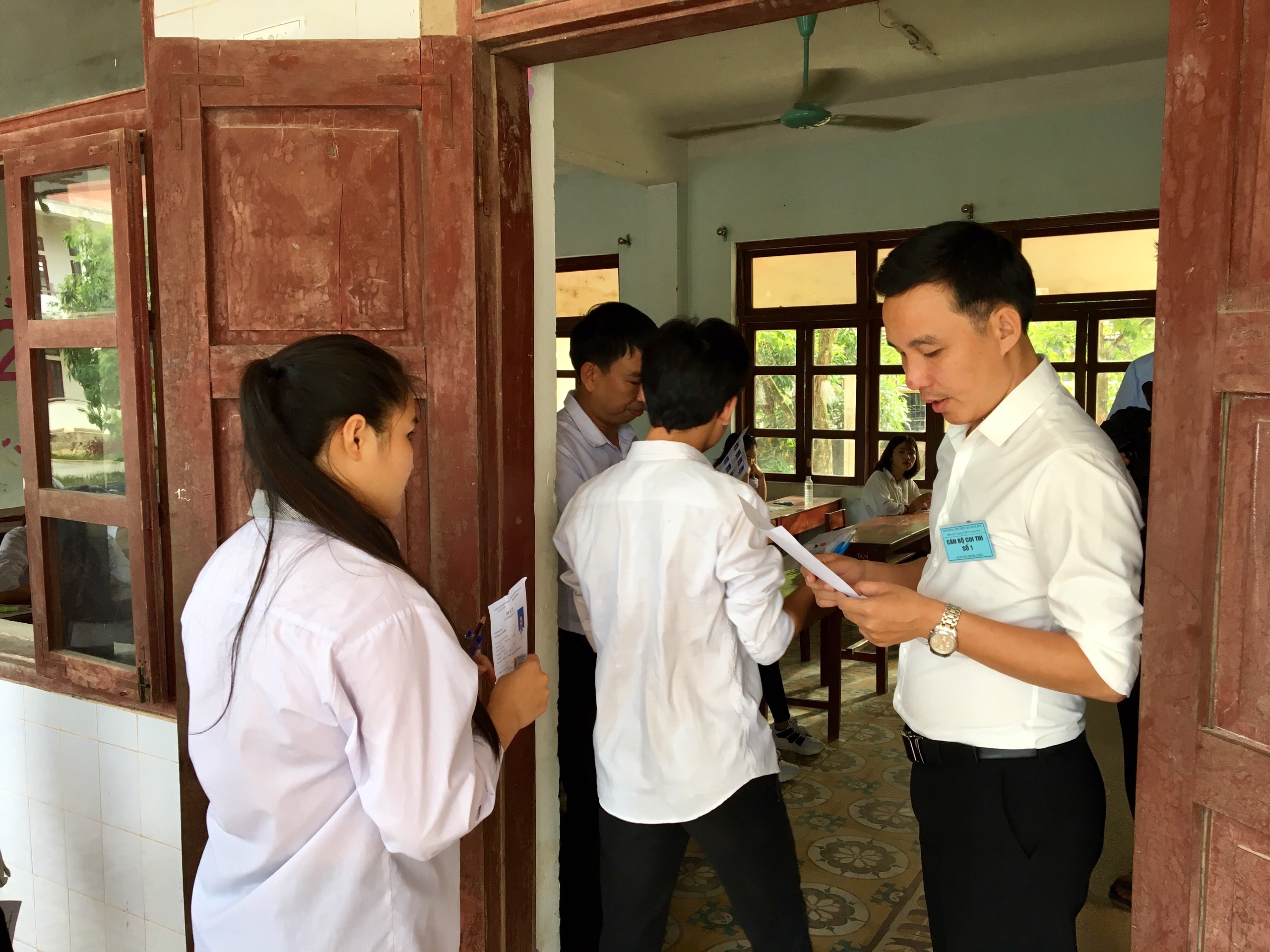  Các thí sinh dự thi môn Ngữ Văn tại trường THPT Tuyên Hóa sáng 25 – 6.