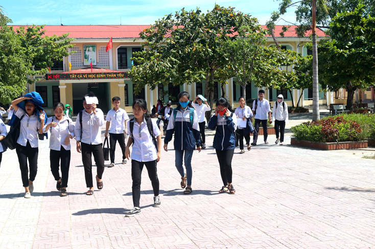 Các thí sinh tại điểm thi trường THPT Ninh Châu sau khi kết thúc ngày thi đầu tiên.