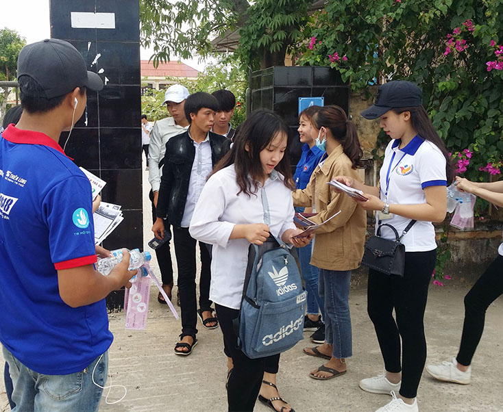 Các thí sinh tại điểm thi trường THPT Quang Trung