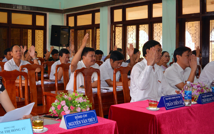 Đại biểu HĐND huyện Bố Trạch biểu quyết thông qua dự thảo các nghị quyết.