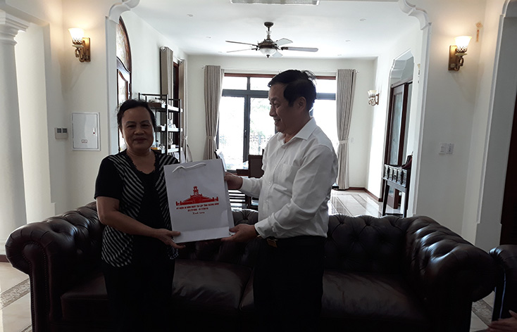 Đồng chí Nguyễn Xuân Quang, Phó Chủ tịch Thường trực UBND tỉnh thăm, tặng quà thân nhân gia đình đồng chí Đinh Hữu Trung.