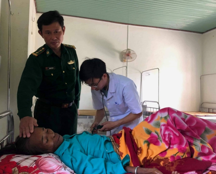 Cán bộ, y sỹ Trạm QDYKH Làng Ho đang khám bệnh cho bà con dân tộc thiểu số xã Kim Thủy, huyện Lệ Thủy.