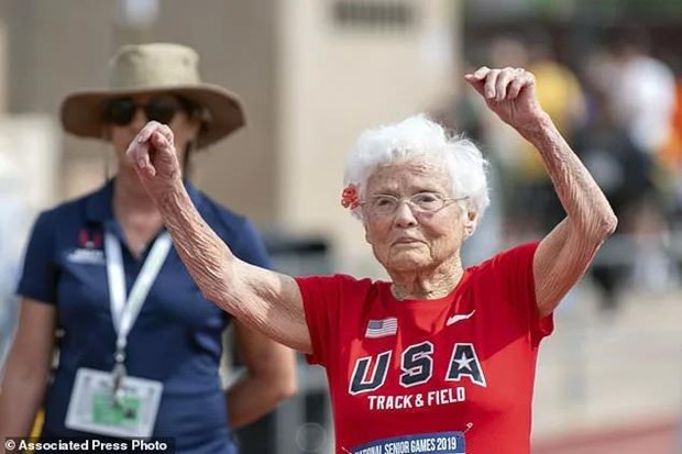 Bà Julia Hawkins lập kỷ lục về chạy 50m dành cho người cao tuổi. (Ảnh: AP)