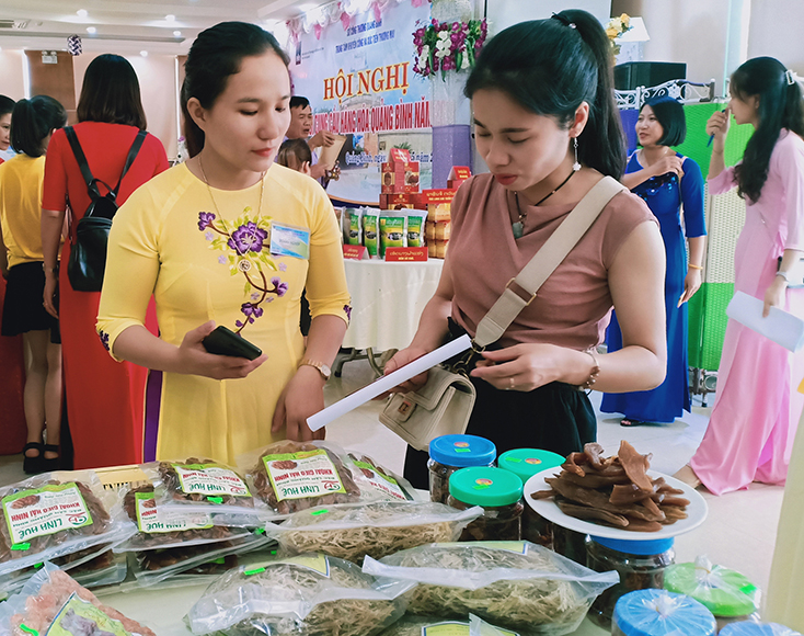 Sản phẩm khoai gieo Linh Huệ, hải sản khô các loại được giới thiệu tại hội nghị kết nối cung-cầu do Sở Công thương tổ chức năm 2019.