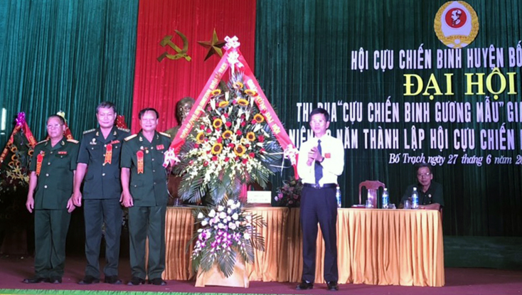 Lãnh đạo huyện Bố Trạch tặng hoa chúc mừng Đại hội thi đua “CCB gương mẫu” huyện lần thứ VI.