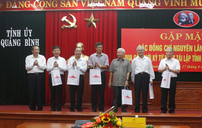 Đồng chí Bí thư Tỉnh ủy Hoàng Đăng Quang tặng quà cho các đồng chí nguyên lãnh đạo tỉnh