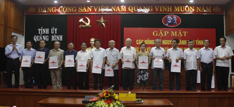 Các đồng chí: Phó Bí thưThường trực Tỉnh ủy Trần Thắng và Chủ tịch UBND tỉnh Trần Công Thuật tặng quà cho các đồng chí nguyên lãnh đạo tỉnh