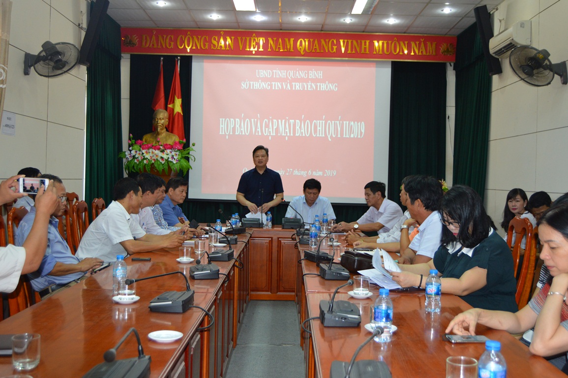 Đồng chí Phó Chủ tịch UBND tỉnh Nguyễn Tiến Hoàng phát biểu kết luận buổi họp báo.