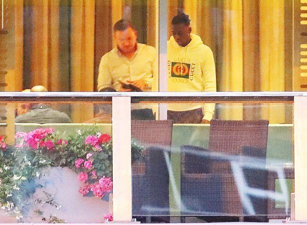  Wan-Bissaka có mặt tại khách sạn Lowry ở Manchester. (Ảnh: Mirror)